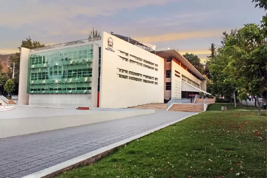 Edificio de la Facultad de Ciencias de la Rehabilitación de la UNAB.